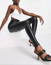 Load image into Gallery viewer, Faux leather leggings (fleece inside)
